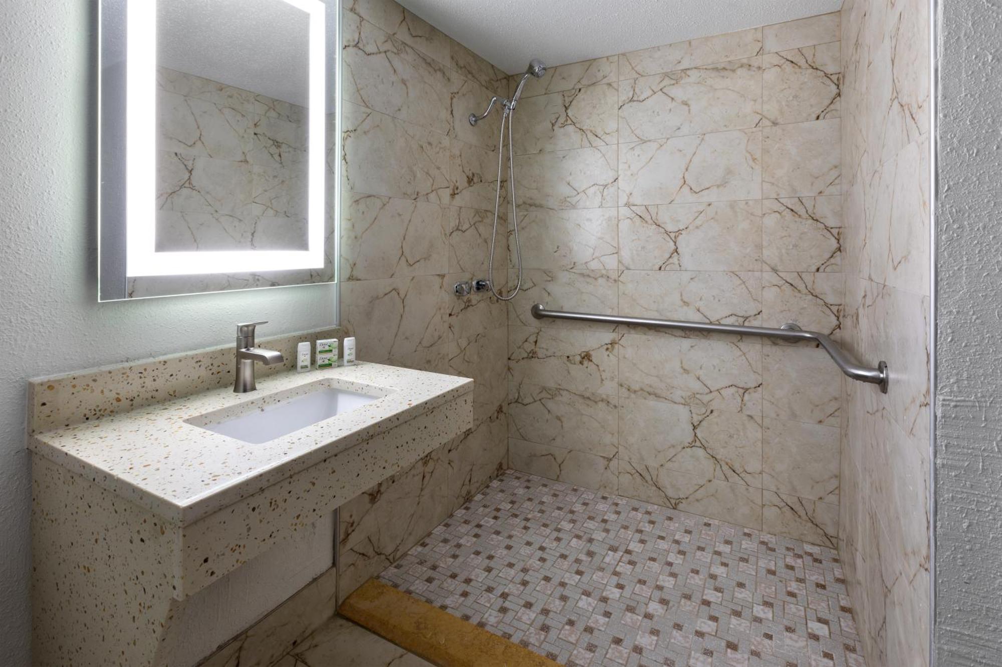 Wingate By Wyndham Troy Hotel Екстериор снимка